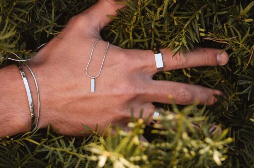 Minimalistischer Schmuck von Vacier: Ein zeitloses Accessoire